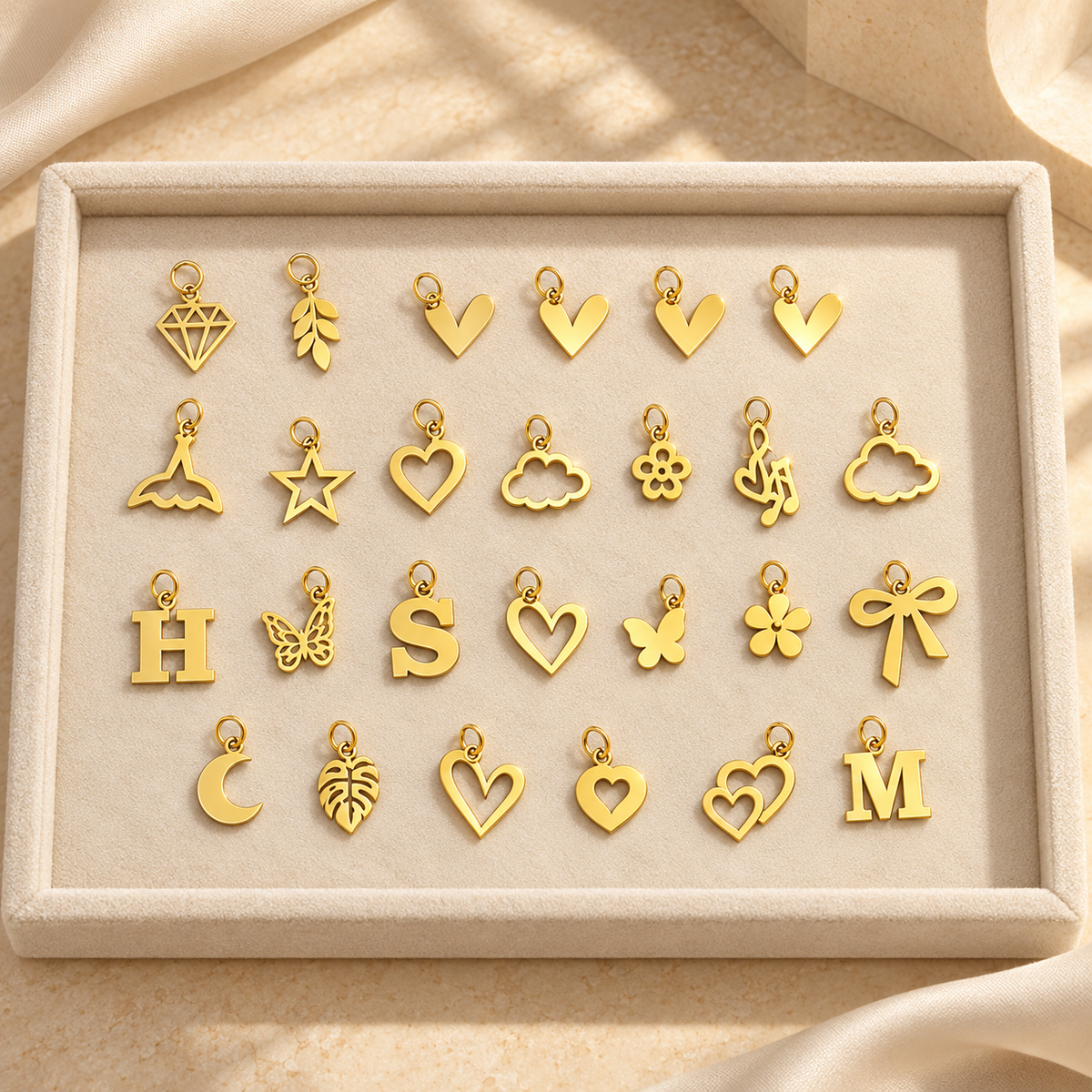 Assortiment de charms et pendentifs dorés