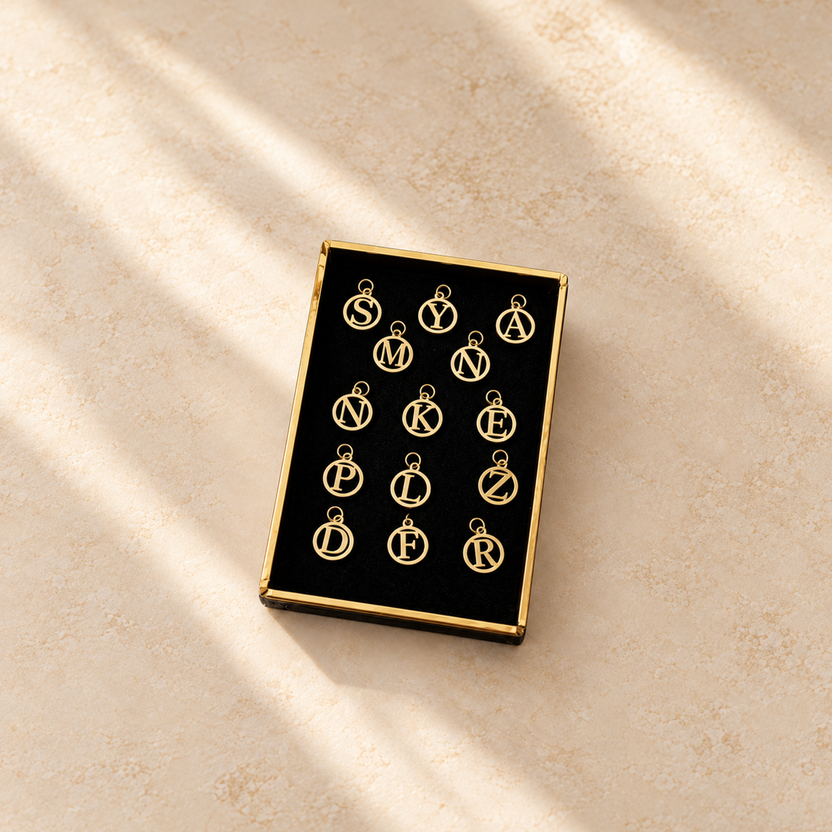 Pendentifs à initiales dans des médaillons ronds