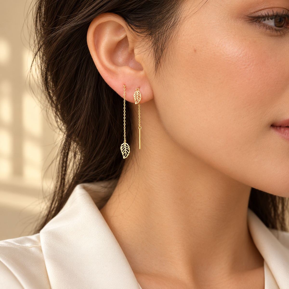 Boucles d’oreilles traversantes dorées à feuilles