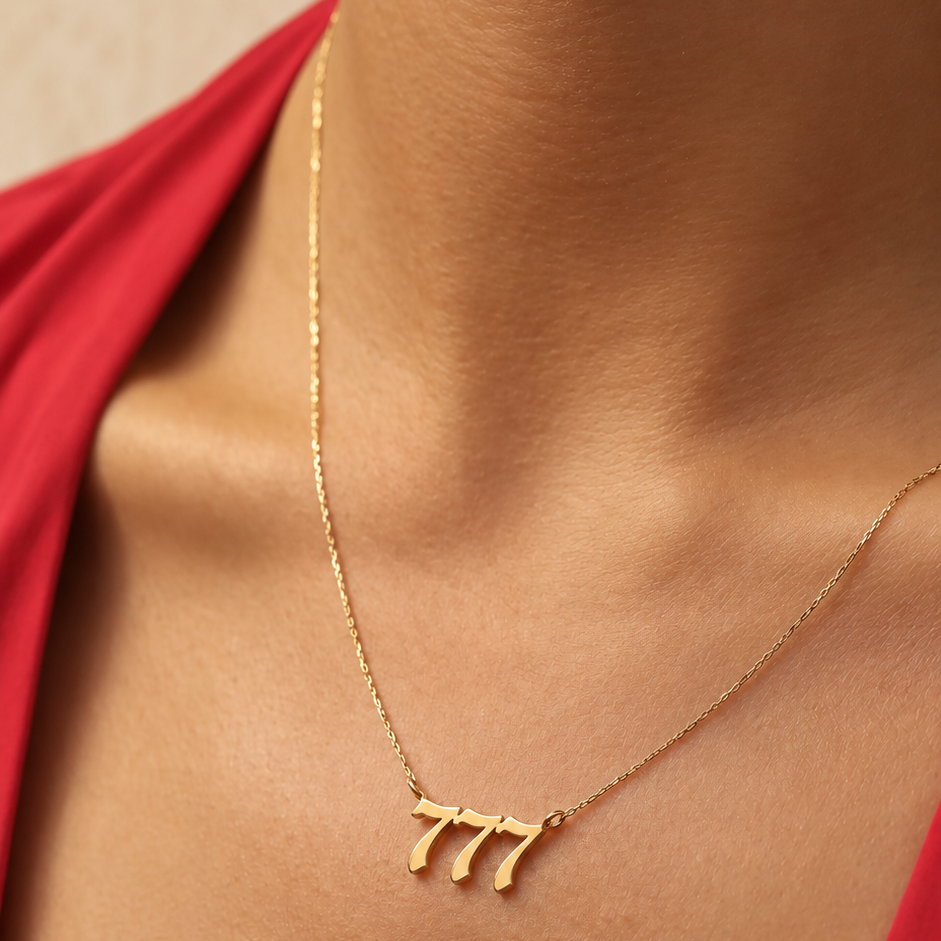 Pendentif prénom vertical — Lettres en Or superposées formant un prénom.