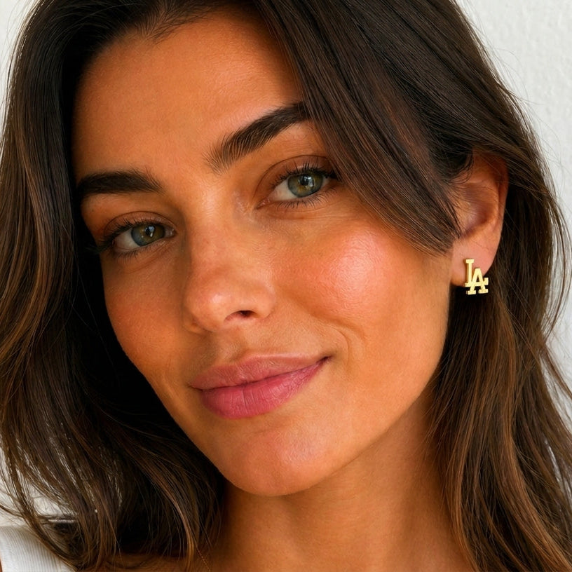 Boucles d'oreilles initiales latines en or - Or massif 18 carats - Or jaune - porté sur la main