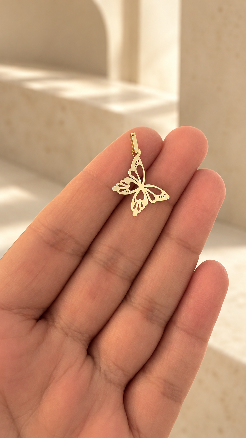 Pendentif doré papillon ajouré