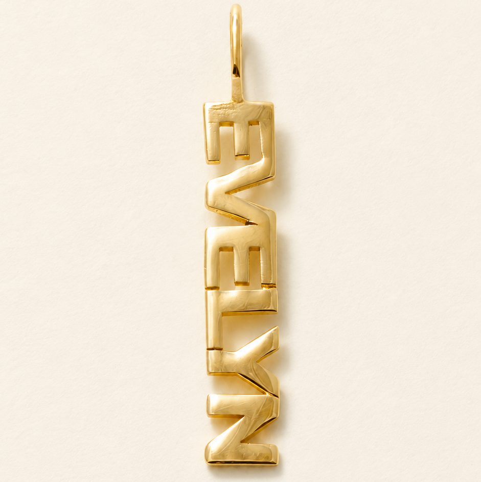 Pendentif prénom vertical — Lettres majuscules dorées disposées en colonne.
