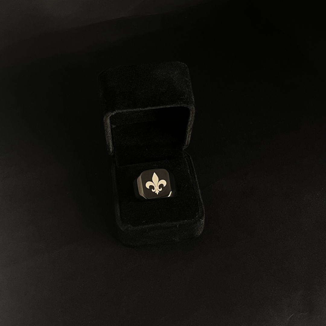 Chevalière Carélo noire gravée personnalisée