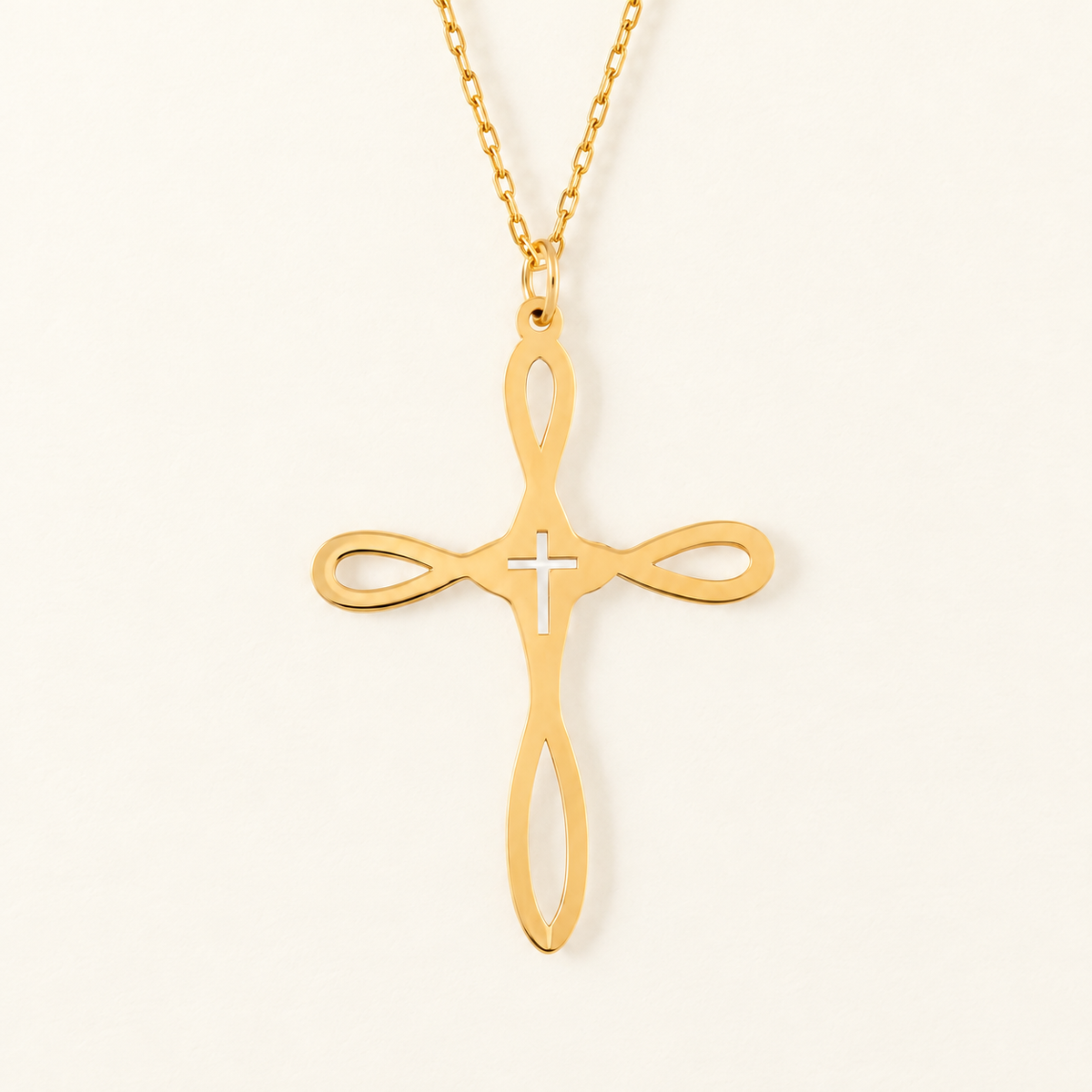 Collier croix à extrémités arrondies - Chaîne en Or avec croix aux branches légèrement évasées.