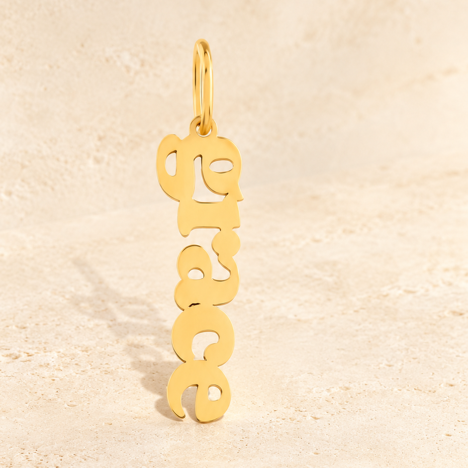 Collier prénom vertical — Chaîne fine et pendentif composé de lettres alignées verticalement.
