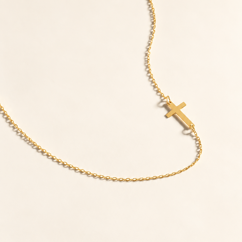 Collier à petit pendentif latéral — Chaîne fine avec motif discret sur le côté.