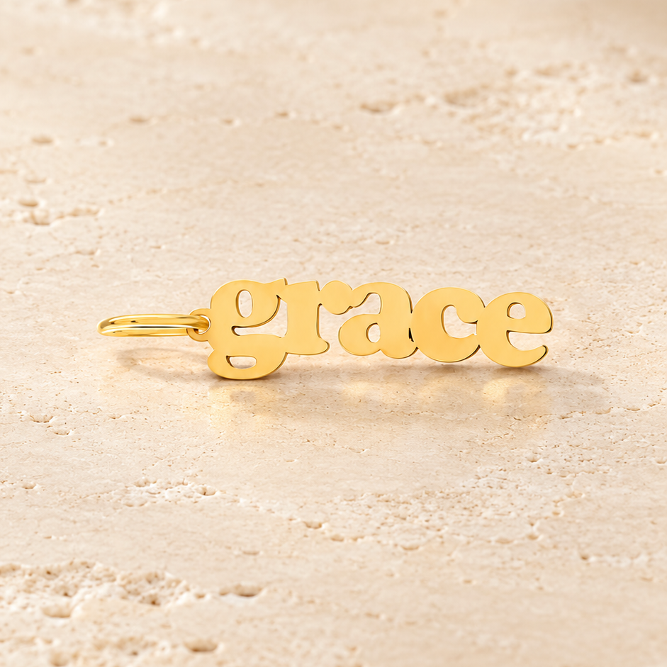 Collier prénom vertical — Chaîne fine et pendentif composé de lettres alignées verticalement.