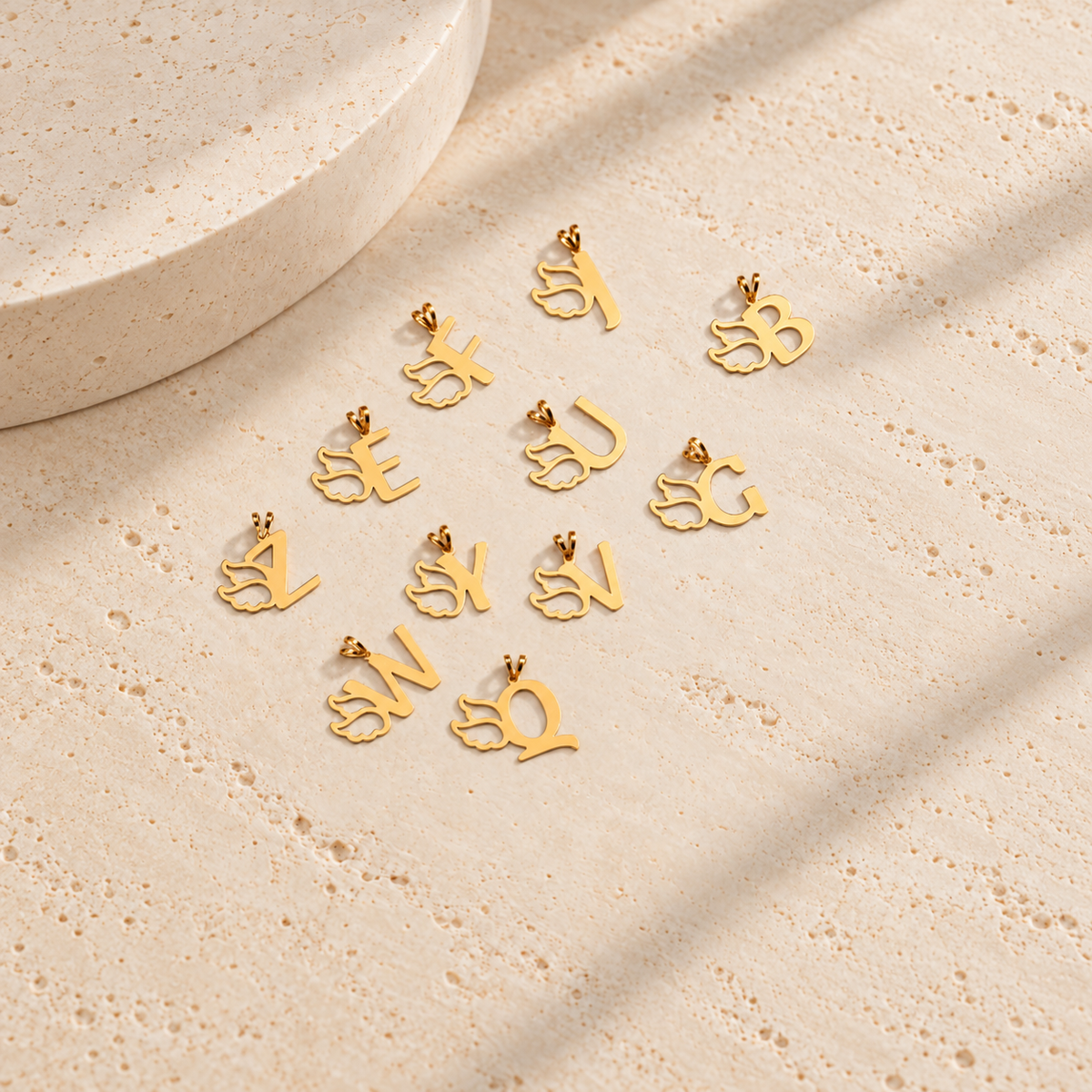 Pendentifs dorés à initiales et motif aile ajourée (plusieurs lettres)