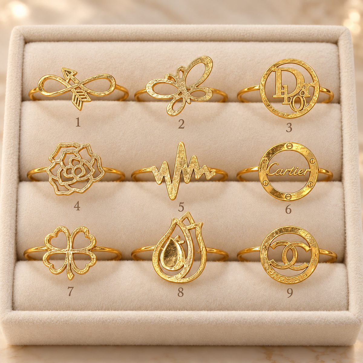 Assortiment de bagues en Or à motifs variés et inscriptions décoratives