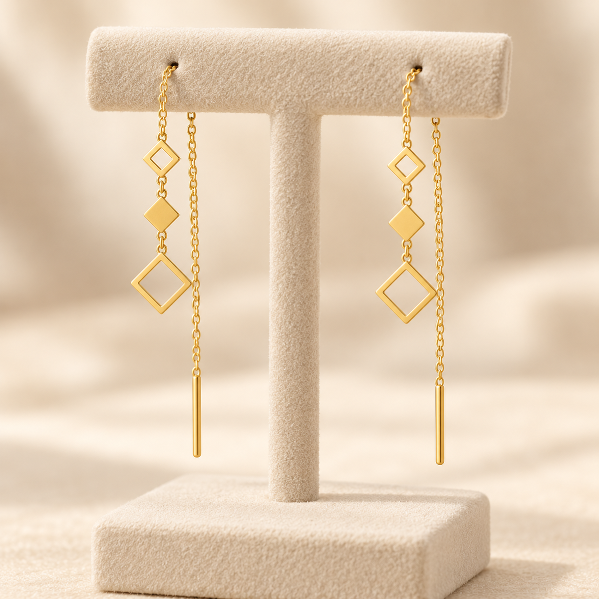 Boucle d’oreille traversante en Or à trois losanges et chaînette