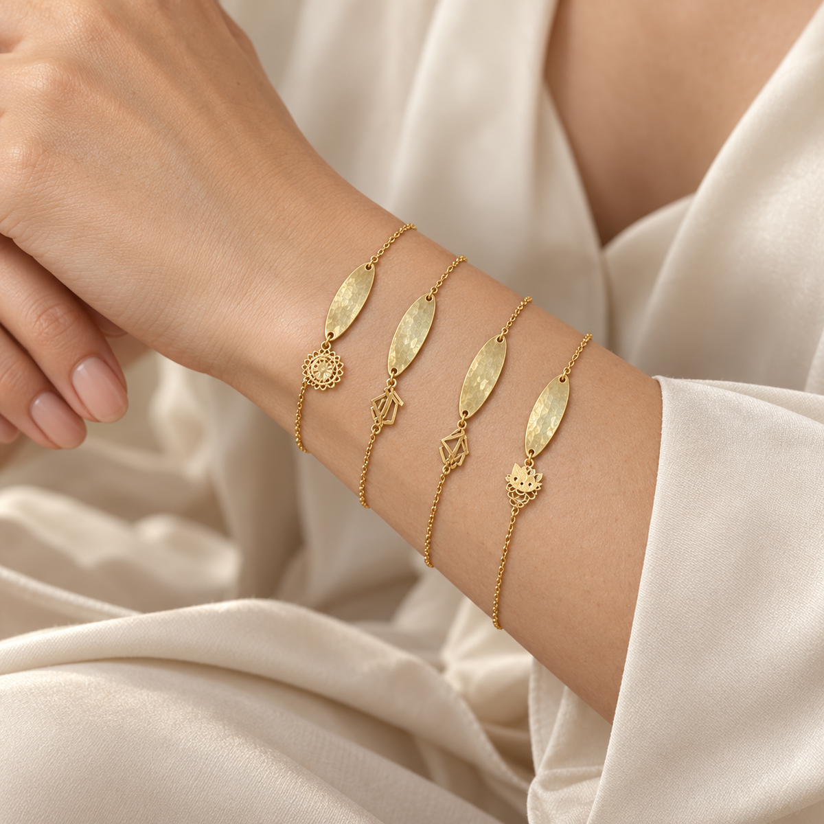 Assortiment de bracelets fins dorés à plaques navettes