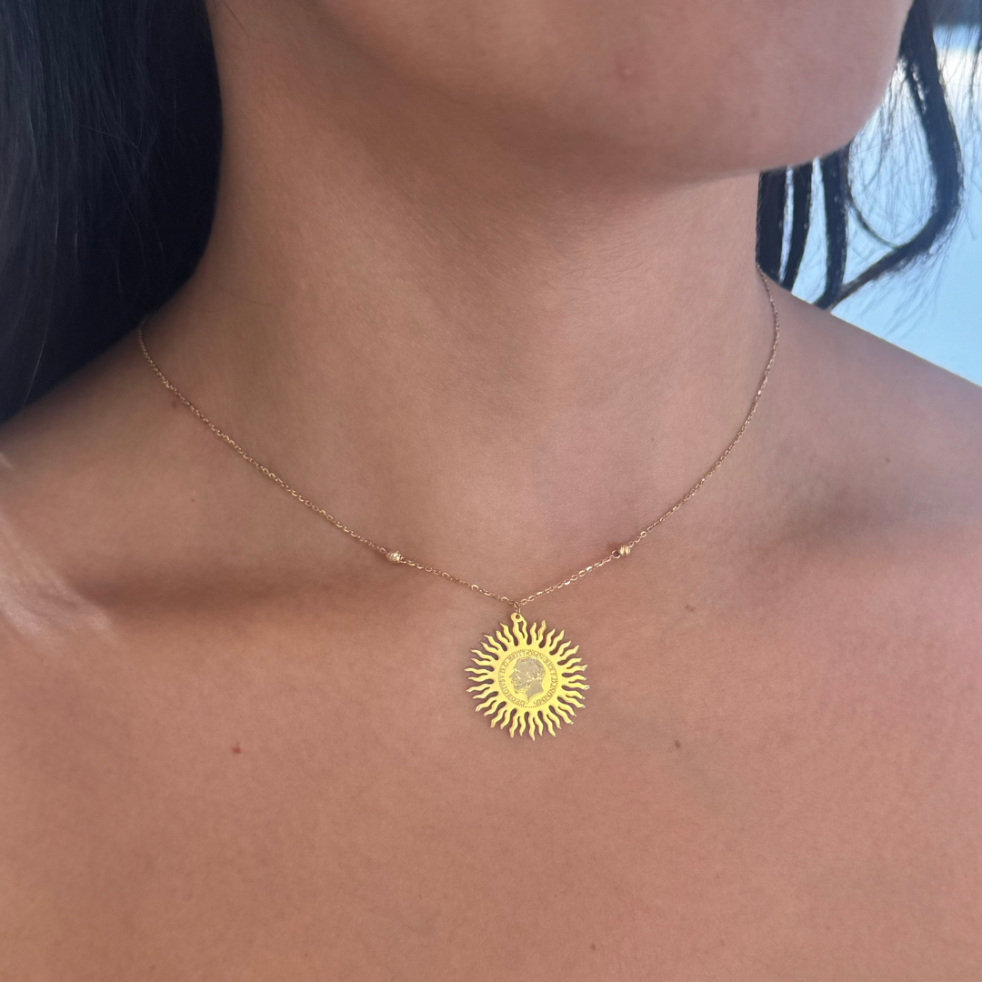 Collier avec pendentif soleil gravé Napoléon en Or 18K