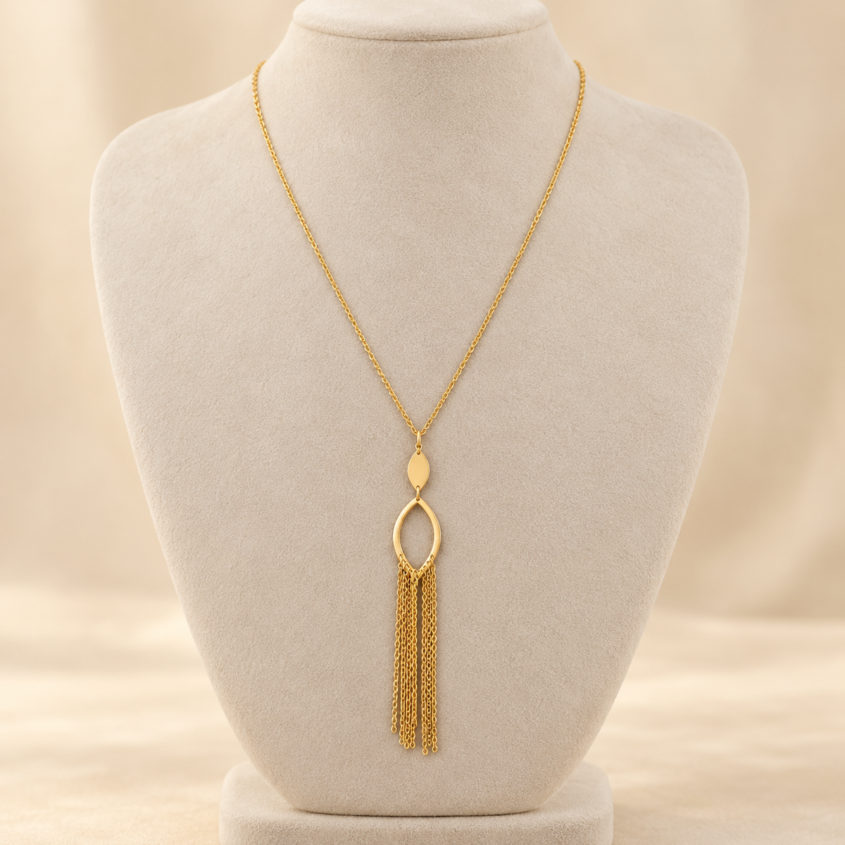 Collier en Or à pendentif ovale ajouré et franges de chaînes