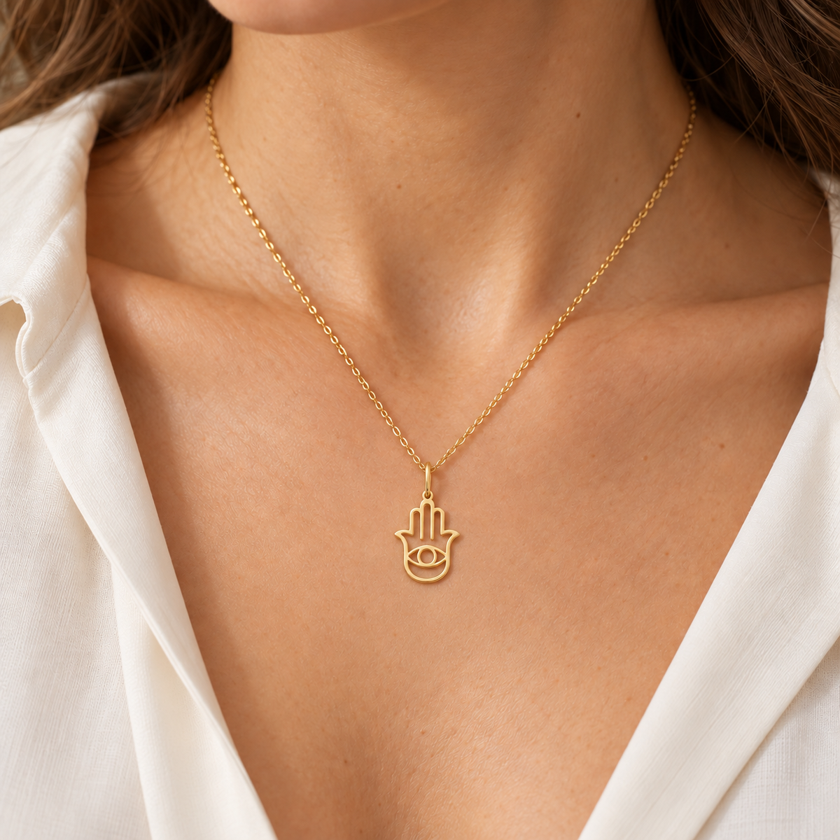 Pendentif main de Fatma — Main Hamsa en Or ajourée avec œil central.