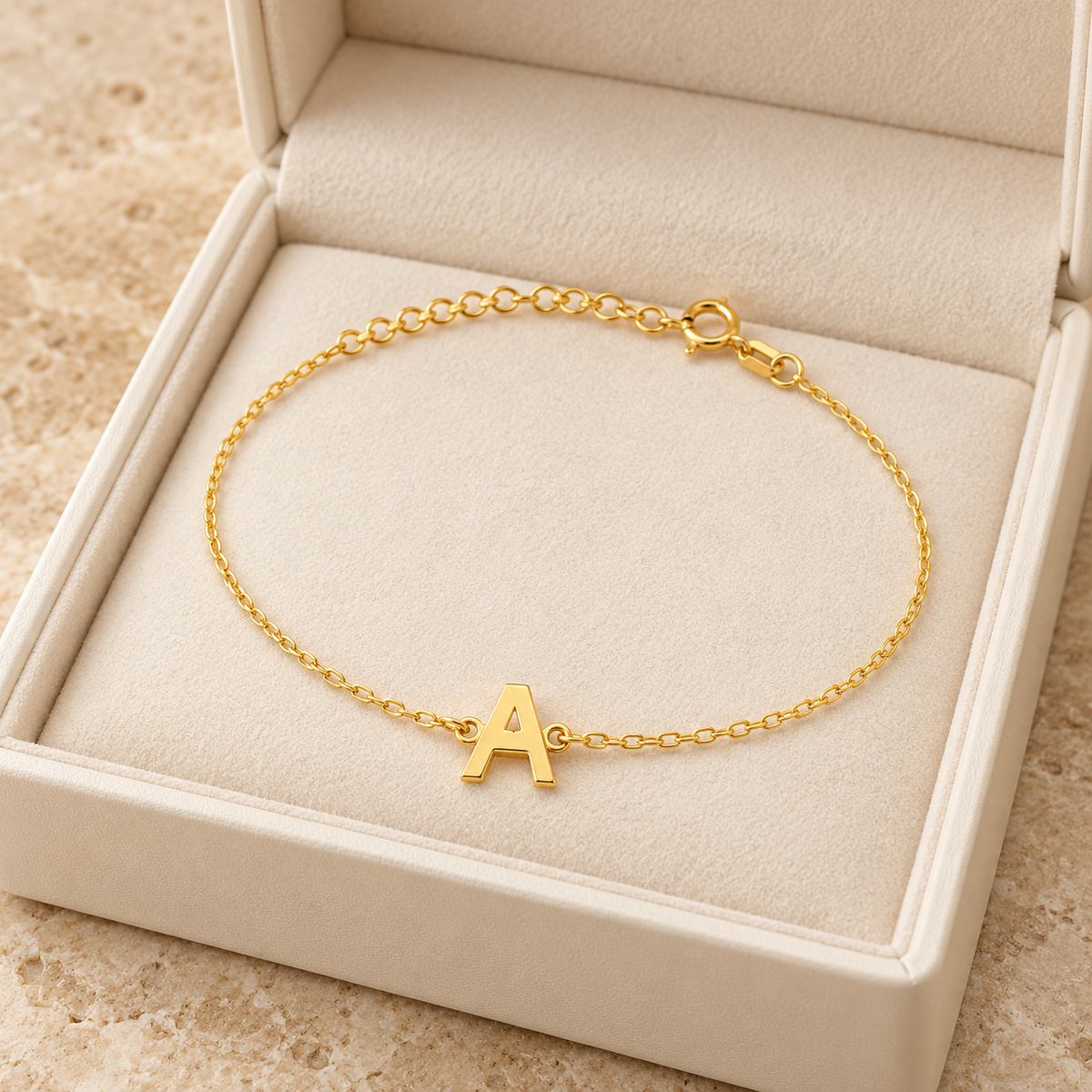 Bracelet initiale A — Chaîne fine avec lettre A centrale.
