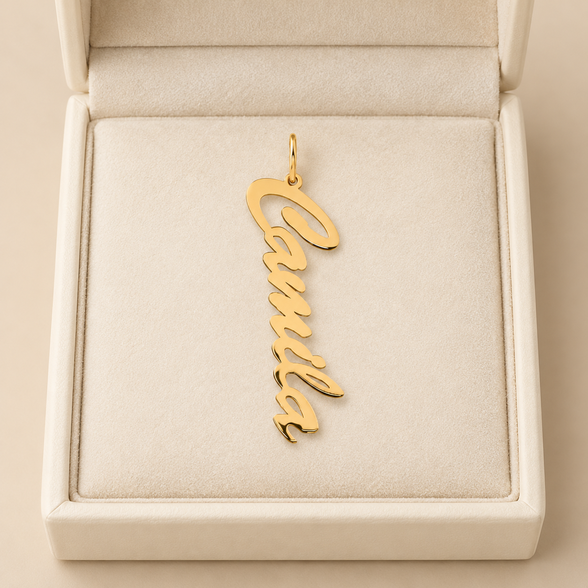 Pendentif prénom Michelle vertical — Inscription cursive « Michelle » disposée en hauteur.