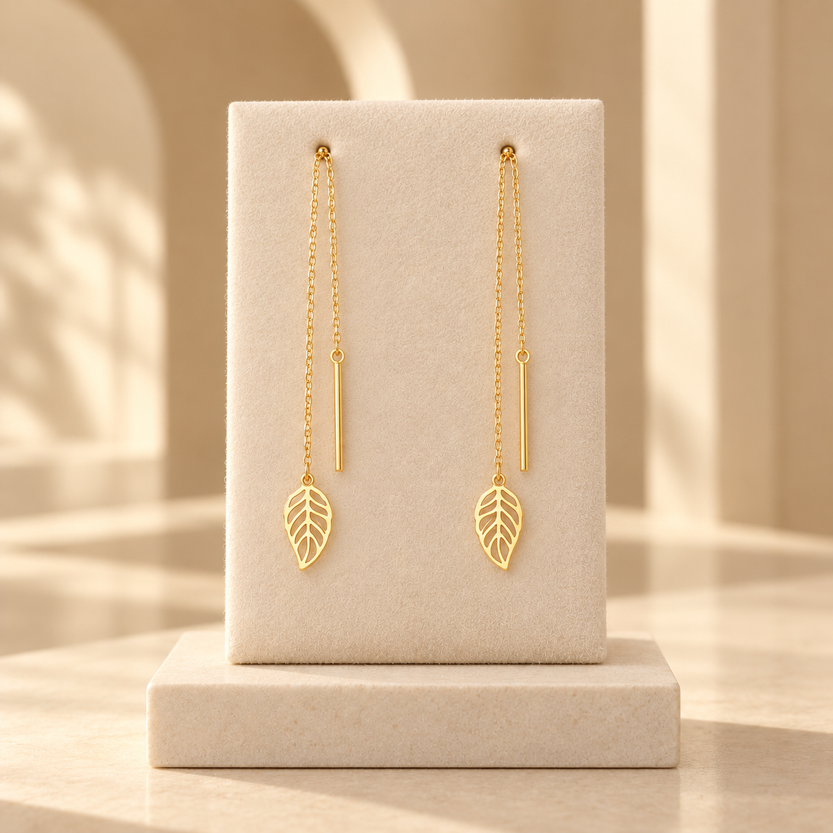 Boucles d’oreilles traversantes dorées à feuilles