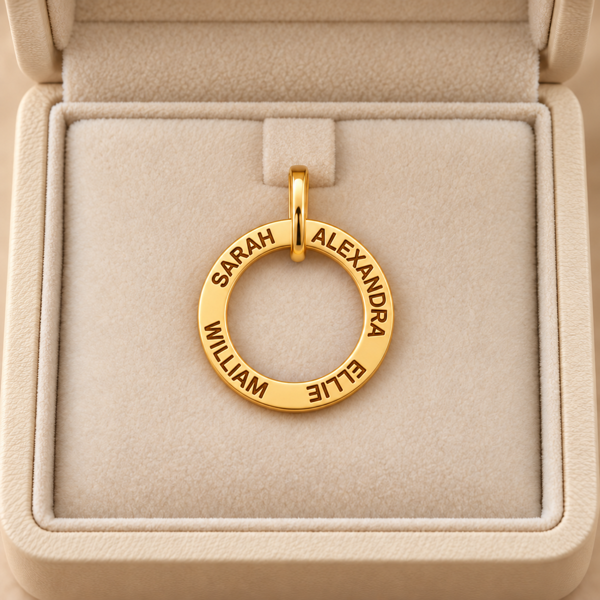 Pendentif anneau prénoms personnalisés - Cercle en Or portant plusieurs prénoms en lettres capitales.