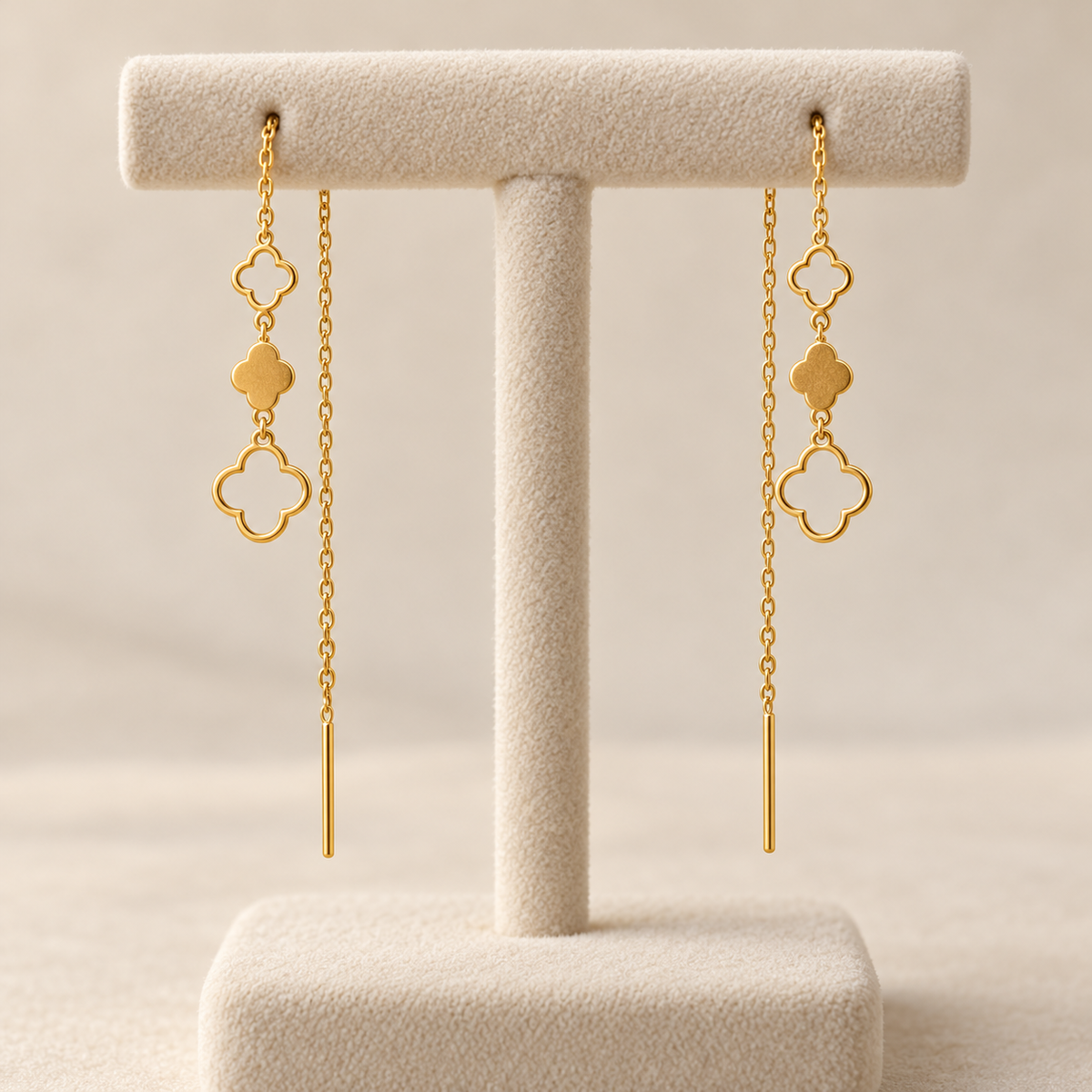 Boucle d’oreille traversante dorée à trois trèfles et chaînette