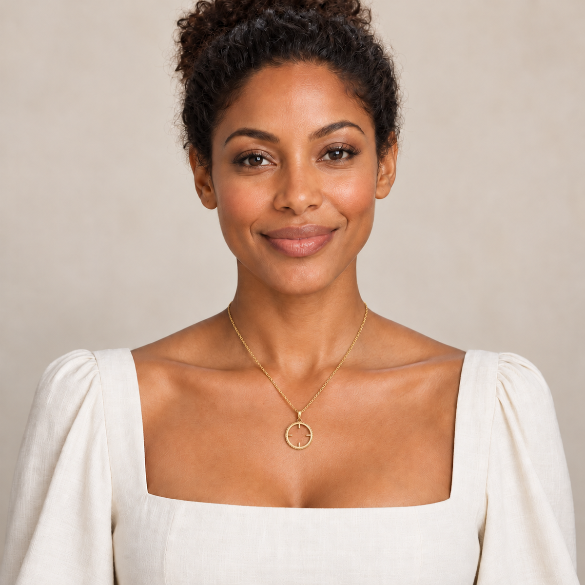 Collier doré à pendentif rond ajouré et repères