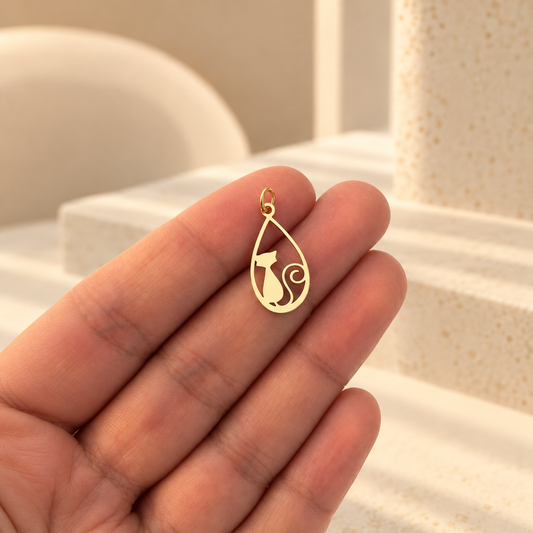 Pendentif ovale doré à calligraphie ajourée