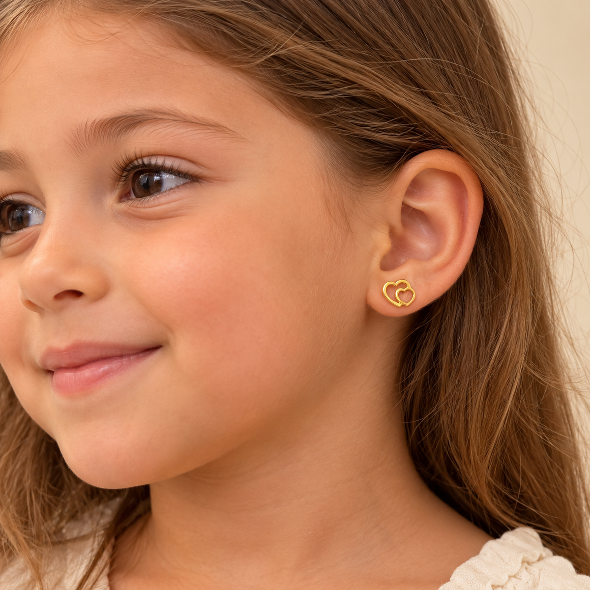 Boucles d’oreilles puces à doubles cœurs entrelacés dorés