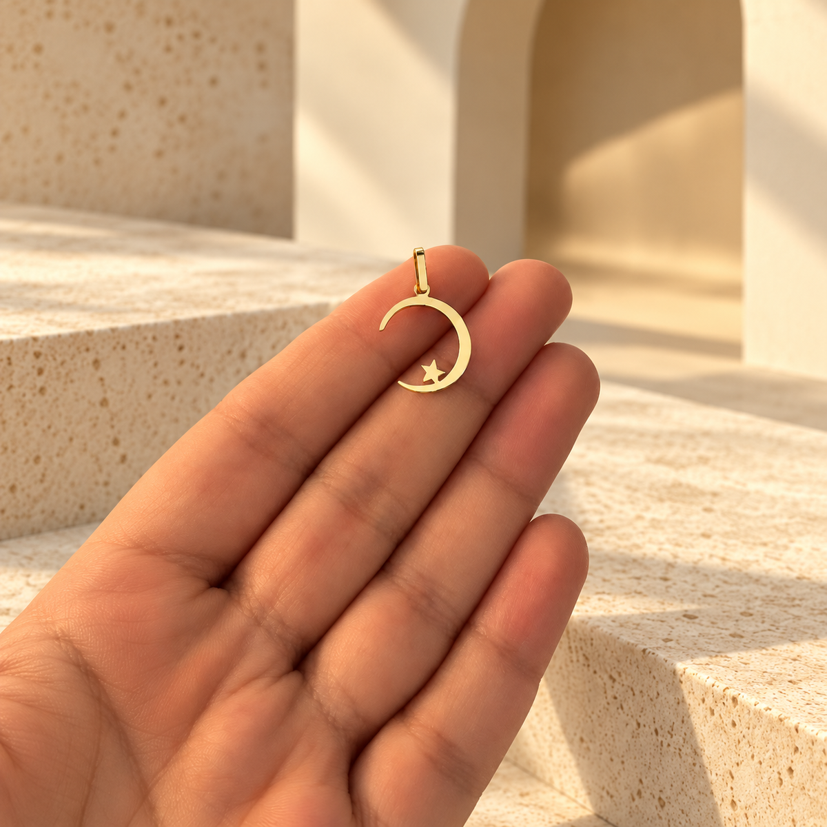 Pendentif doré croissant de lune et étoile