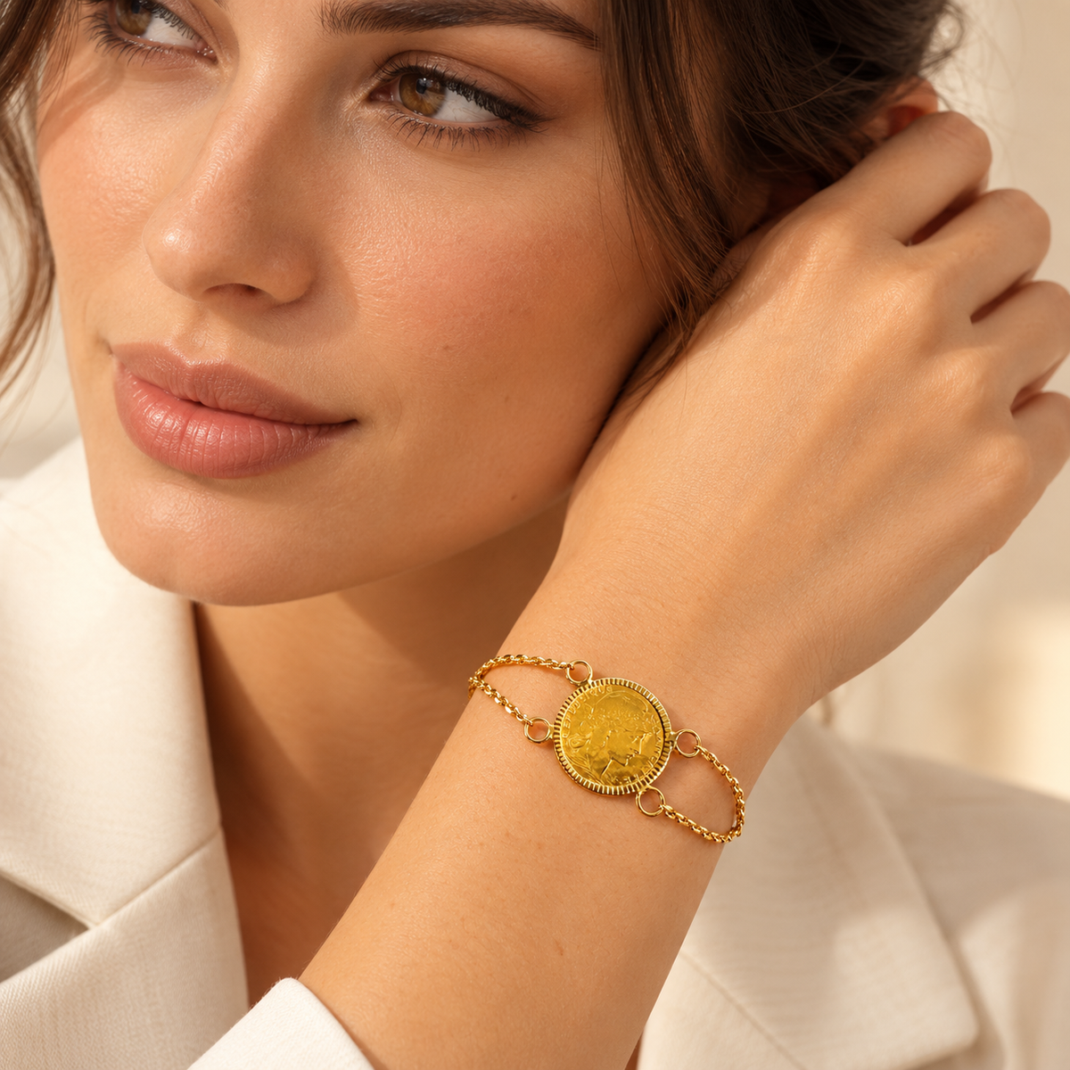 Bracelet chaîne avec médaille ronde façon pièce dorée
