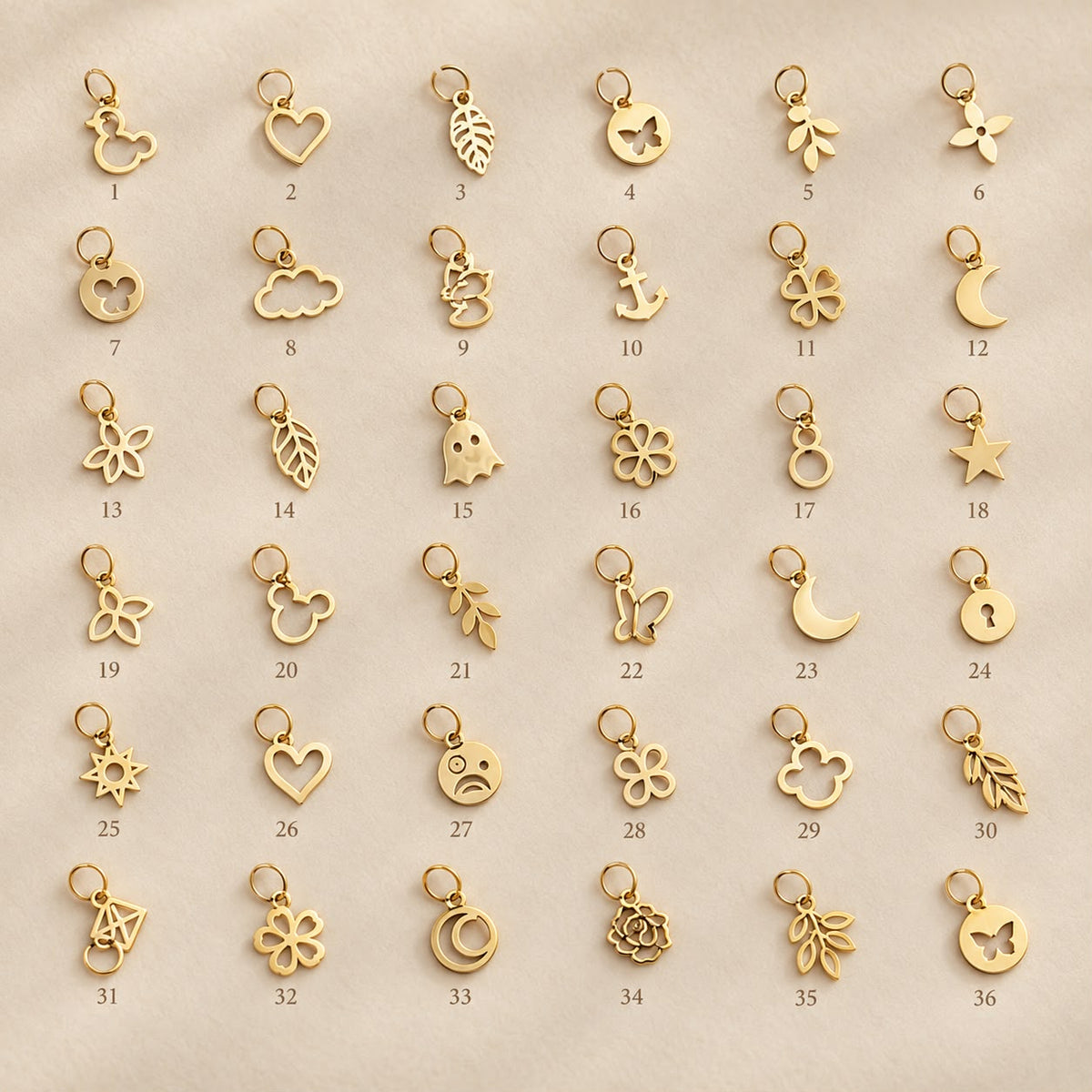 Pendentifs dorés miniatures présentés sur la main