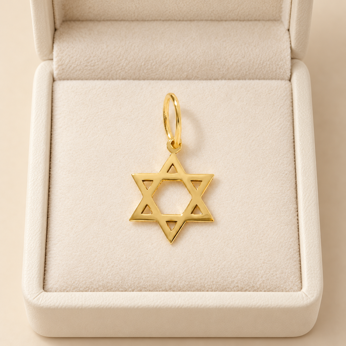 Pendentif étoile de David — Étoile à six branches ajourée avec anneau de suspension.
