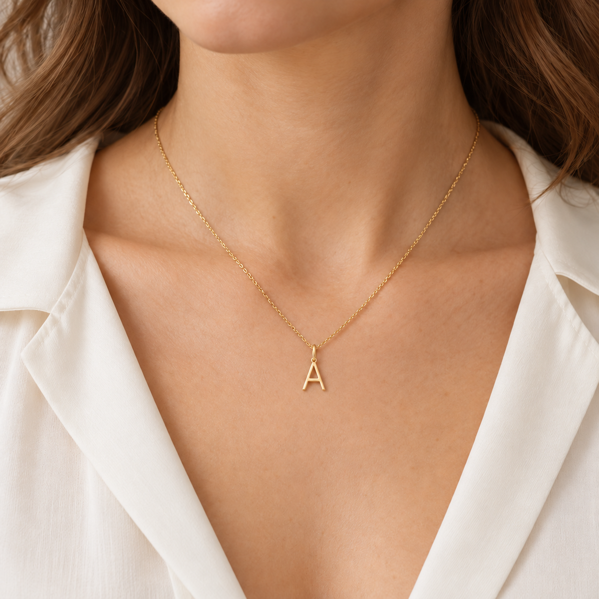 Pendentifs initiales A, B et C — Lettres majuscules en Or aux lignes simples.