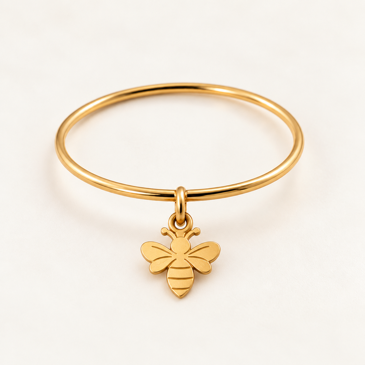 Bague breloque abeille en or jaune 18K, anneau fin 1 mm, packshot Charmays