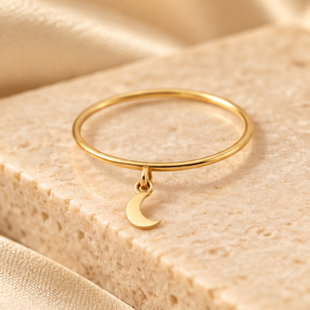 Bague breloque lune en or jaune 18K, photo lifestyle Charmays