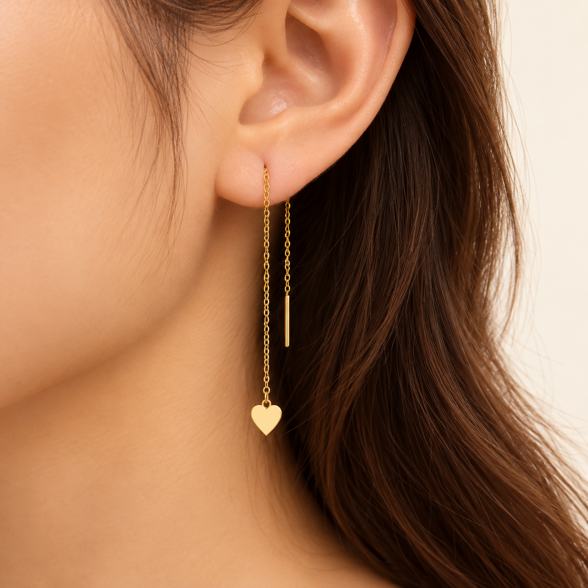 Boucles d’oreilles traversantes cœur en or jaune 18K portées