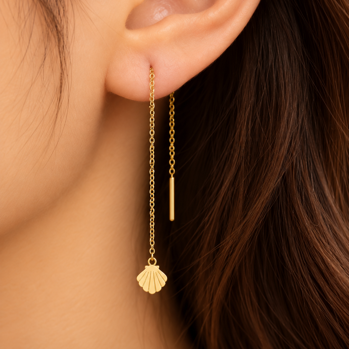 Boucles d’oreilles traversantes coquillage en or jaune 18K portées, Charmays