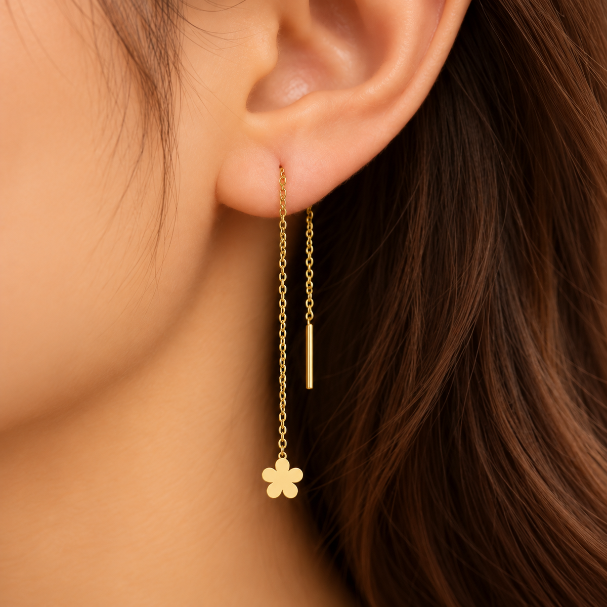Boucles d’oreilles traversantes fleur en or jaune 18K portées, Charmays