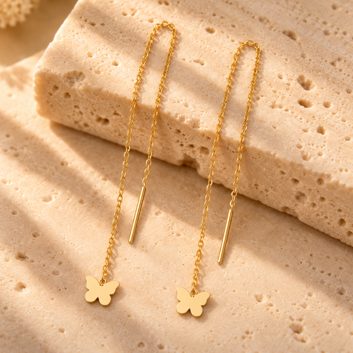 Boucles d’oreilles traversantes papillon en or jaune 18K sur travertin, Charmays