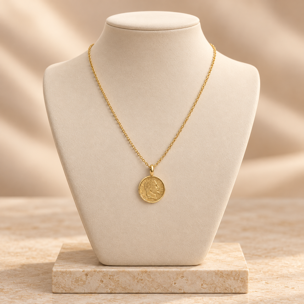 Collier doré à pendentif médaille ronde avec portrait en relief