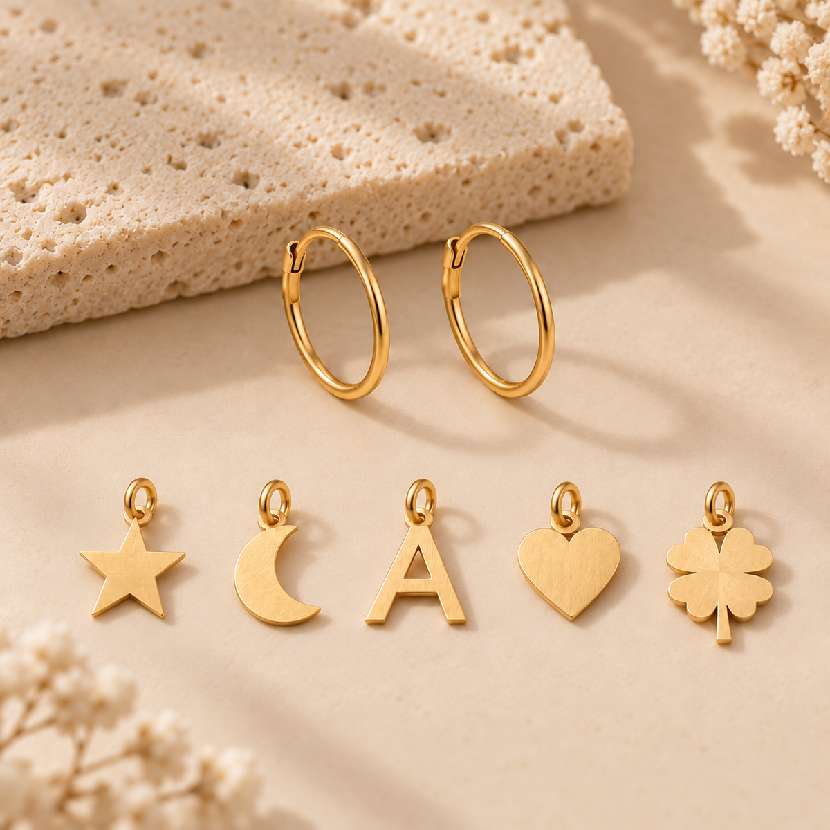 Créoles breloques étoile et lune en or jaune 18K, packshot Charmays