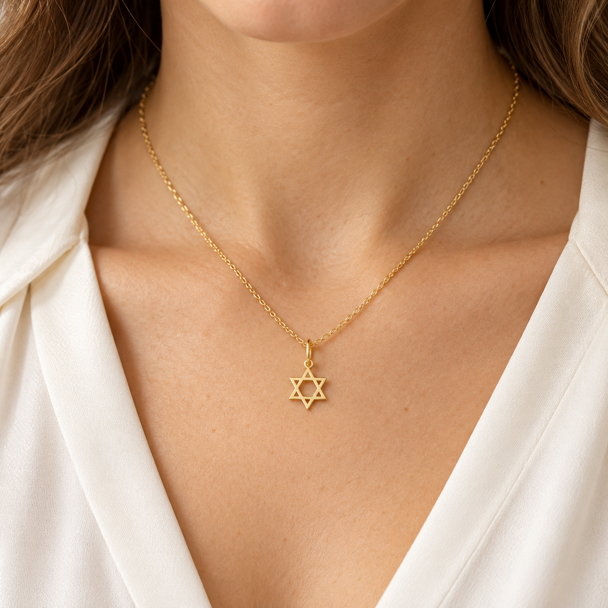 Pendentif étoile de David — Étoile à six branches ajourée avec anneau de suspension.