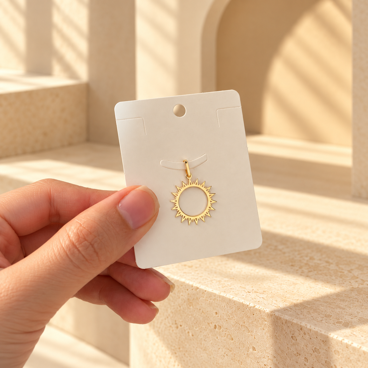 Pendentif doré soleil rayonnant