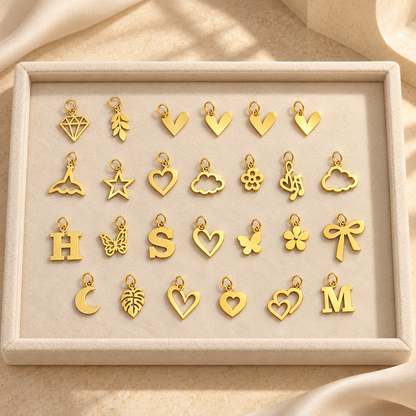 Assortiment de charms et pendentifs dorés