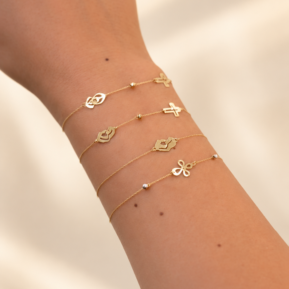 Bracelets fins dorés à motifs trèfle et infini