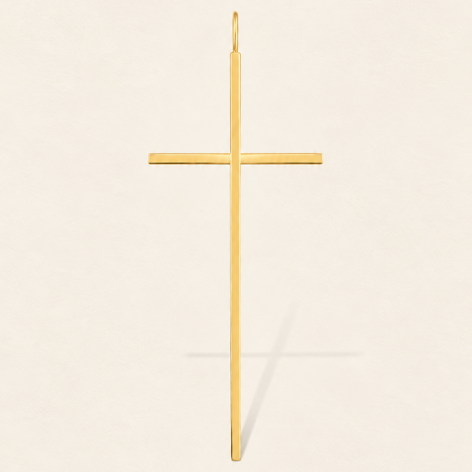 Pendentif croix épurée — Croix fine dorée aux lignes droites.