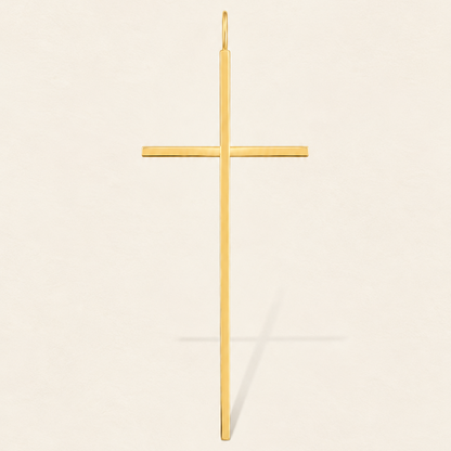 Pendentif croix épurée — Croix fine dorée aux lignes droites.