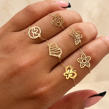 Assortiment de bagues dorées à fleurs ajourées et motifs géométriques