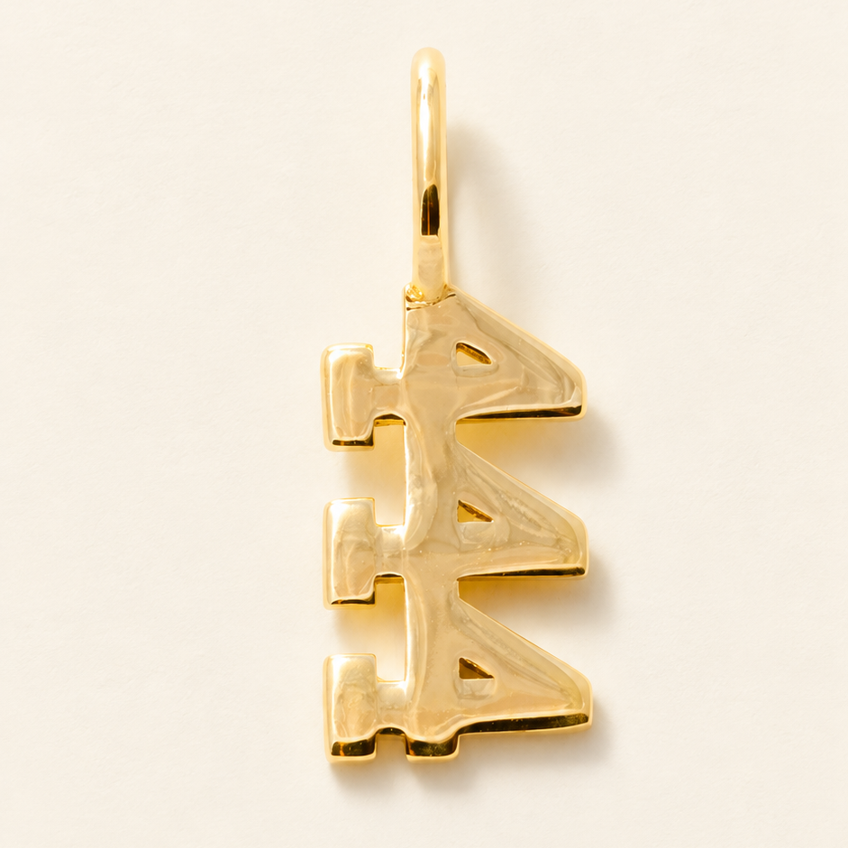 Pendentifs inscriptions en arabe et chiffres — Deux motifs en Or découpés, dont un avec chiffres.