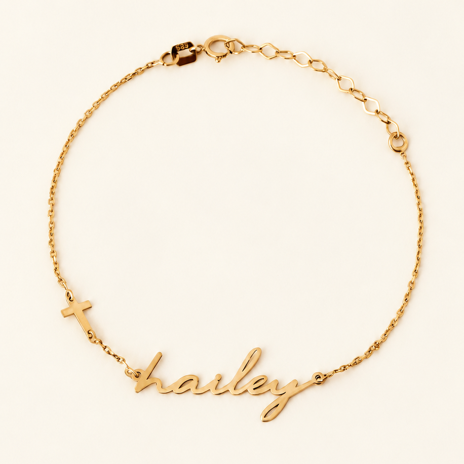 Bracelet prénom personnalisé — Chaîne fine avec prénom en écriture cursive.