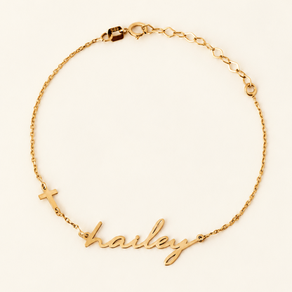 Bracelet prénom personnalisé — Chaîne fine avec prénom en écriture cursive.